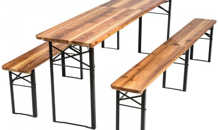 Houten tafel met banken